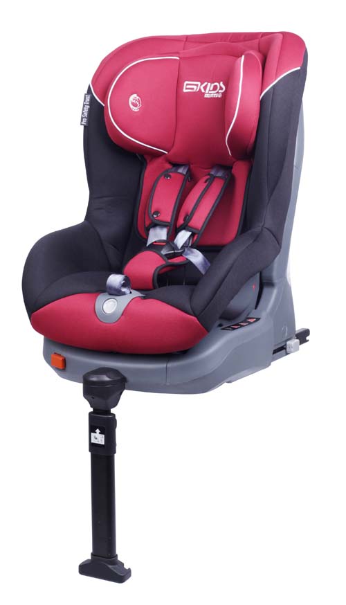 環(huán)球娃娃全球星安全座椅紅黑側(cè)面