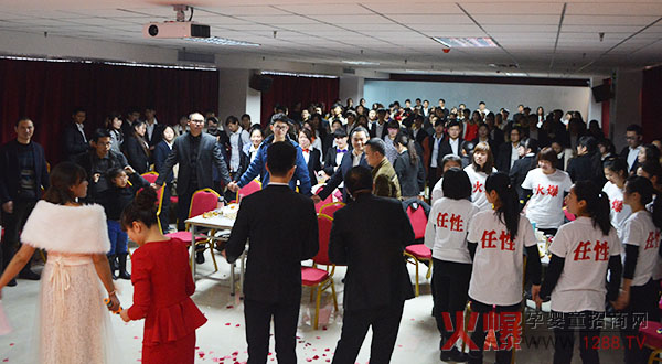 熱鬧的年會場面