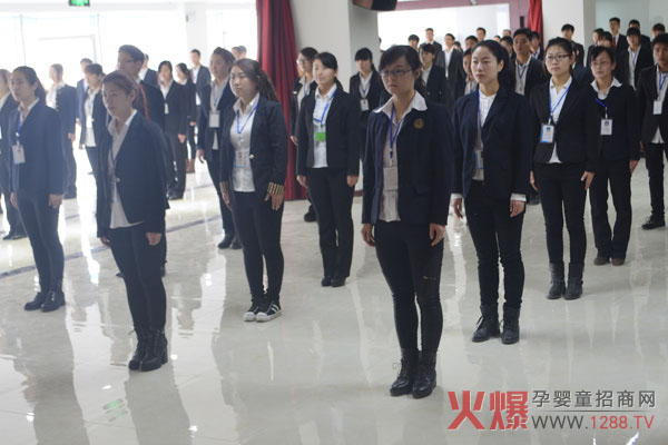 團(tuán)結(jié)奮進(jìn)的火爆網(wǎng)工作人員