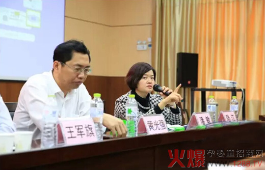 高級(jí)營(yíng)養(yǎng)師潘敏女士現(xiàn)場(chǎng)為經(jīng)銷(xiāo)商解答問(wèn)題