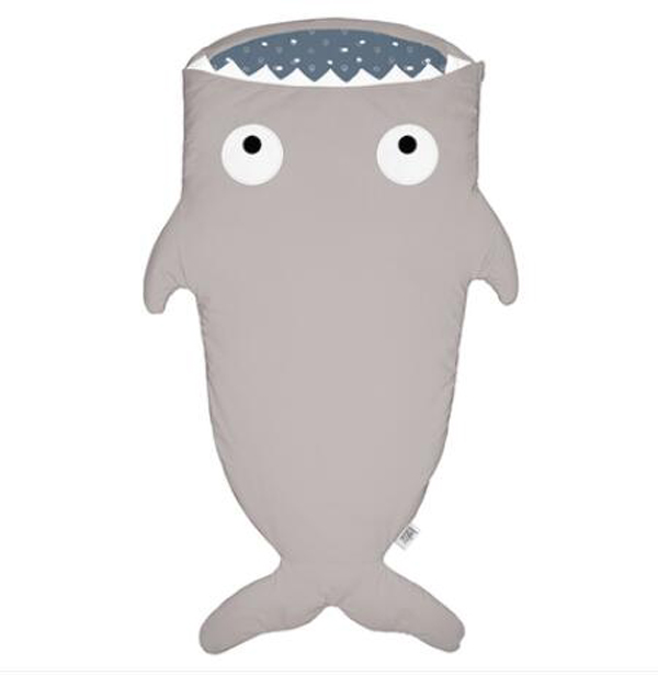 西班牙baby bites兒童大鯊魚(yú)睡袋 藍(lán)灰云朵.jpg 西班牙baby bites兒童大鯊魚(yú)睡袋 藍(lán)灰云朵.jpg