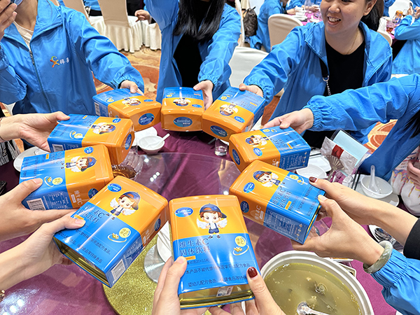 晚宴福利:每人一盒維生素C.jpg 晚宴福利:每人一盒維生素C.jpg