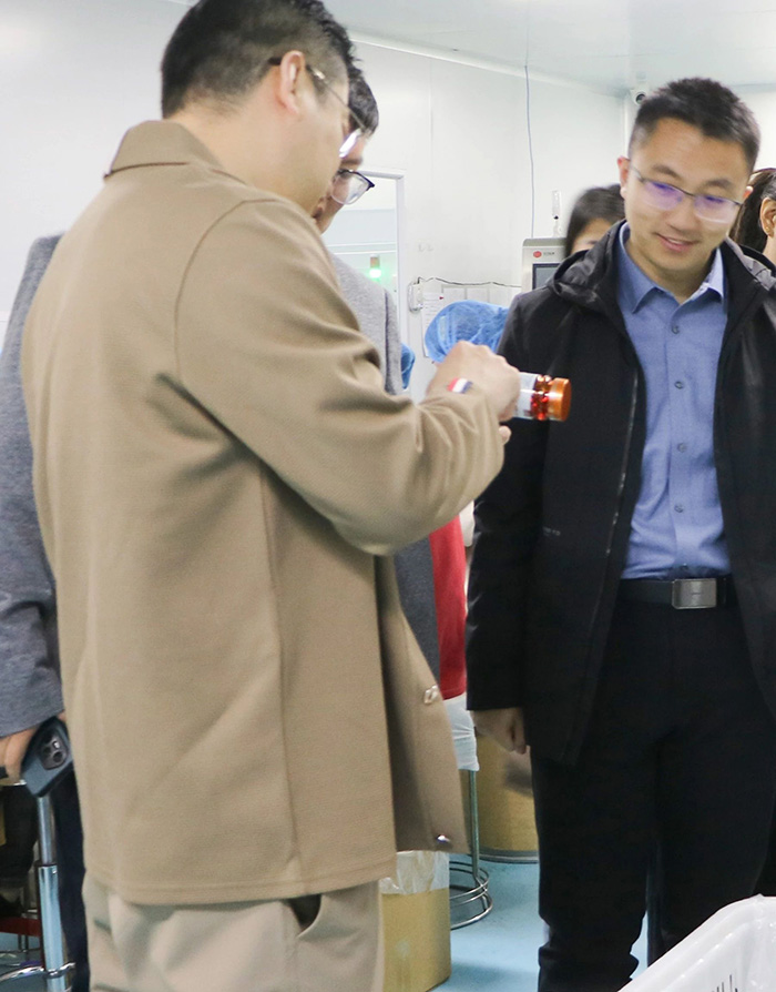 菏澤學(xué)院藥學(xué)院領(lǐng)導(dǎo)蒞臨中舜生物考察指導(dǎo)7.jpg 菏澤學(xué)院藥學(xué)院領(lǐng)導(dǎo)蒞臨中舜生物考察指導(dǎo)7.jpg