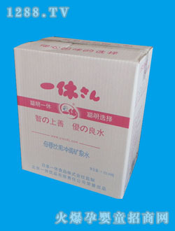 һ��ĸ�댣�õVȪˮ