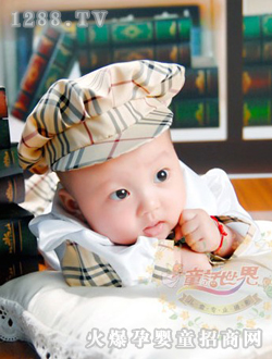 童話(huà)世界專(zhuān)注的寶寶