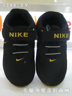 ��ɫ�\��Ь